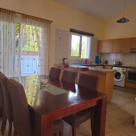 Villa & Pool 3 Bedrooms 2 Minutes From The