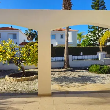 Villa & Pool 3 Bedrooms 2 Minutes From The *