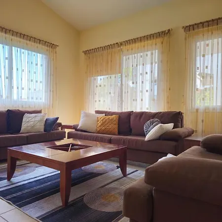 & Pool 3 Bedrooms 2 Minutes From The *