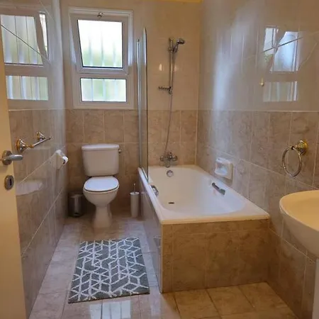 & Pool 3 Bedrooms 2 Minutes From The 빌라