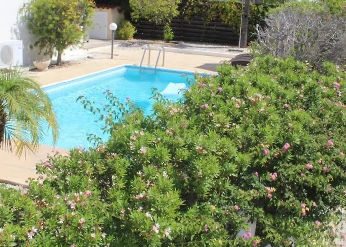 & Pool 3 Bedrooms 2 Minutes From The Villa