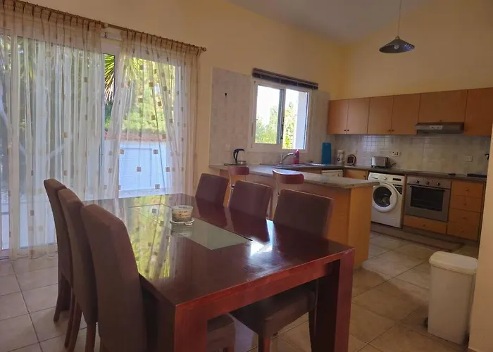 Villa & Pool 3 Bedrooms 2 Minutes From The