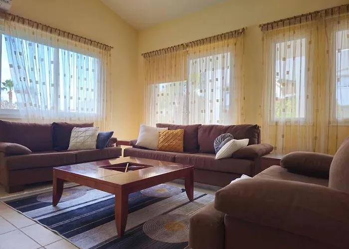 & Pool 3 Bedrooms 2 Minutes From The *