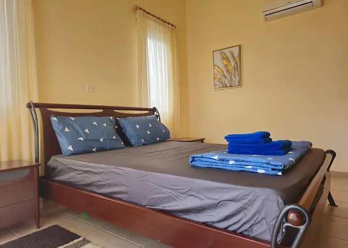 Villa & Pool 3 Bedrooms 2 Minutes From The